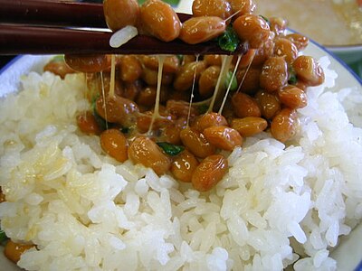 Натто обычно едят с рисом