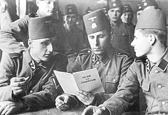 Юг Франции. Солдаты в процессе политического обучения читают брошюру «Ислам и иудаизм», лето 1943