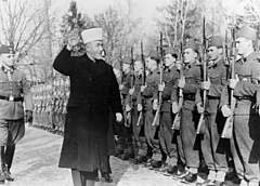 Муфтий Иерусалима во время встречи с боснийскими волонтерами войск СС. Муфтий вскинул руку в нацистском приветствии