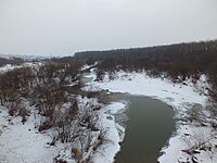 Долина Комаровки, вид с моста вниз по течению. Зимой река практически не замерзает из-за обилия стоков.