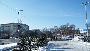 Уссурийск, перекрёсток ул. Чичерина и Краснознамённая, справа — здание цирка.