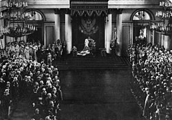 Торжественное открытие Государственного совета и Государственной думы (знамя справа от императора).