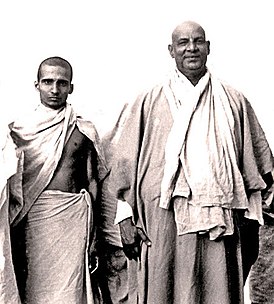 Кришнананда и Шивананда (справа), 1945