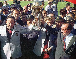 Тренер сильнейшего футбольного клуба мира 1968 года Освальдо Субельдия с завоёванным трофеем