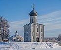 Северо-западная сторона, слева видна построенная в 1885 году зимняя церковь Трёх Святителей