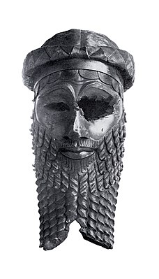 Так называемая «Маска Саргона» (около 2300 г. до н. э.), обнаруженная в Ниневии при раскопках храма Иштар. Скульптурное изображение аккадского царя, вероятно Саргона или его внука Нарам-Суэна. Национальный музей Ирака, Багдад