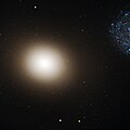 M 60 и её окрестность, включающая ультракомпактную карликовую галактику M60-UCD1.