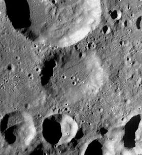 Снимок зонда Lunar Reconnaissance Orbiter. Кратер Хасбанд в центре снимка.