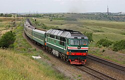ТЭП70-0338 в зелёной окраске ведёт поезд под Белой Калитвой