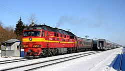 ТЭП70-0533 в красной окраске с жёлтыми полосами