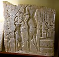 Алебастровая стела с изображением Эхнатона, Нефертити и Меритатон. Музей Питри (Лондон).
