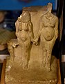 Известняковая скульптура с изображением Эхнатона, Нефертити и принцессы. Музей Питри (Лондон).