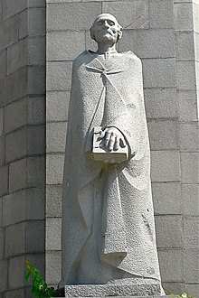Памятник Мхитару Гошу перед фасадом Матенадарана. Скульптор Г. Чубарян