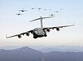 Самолёты C-17 Globemaster III в небе над Голубым хребтом (Виргиния, США).