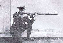 Майор Роберт Блэр с винтовкой Хуота, 1917 год