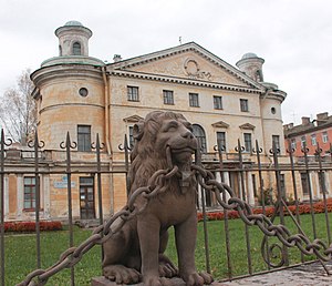 Главный фасад усадьбы и ограда со львами