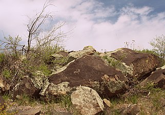 Камни с петроглифами на горе Бага-Заря.