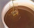 Типичный вид струи зрелого мёда при переливании в тару