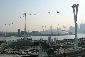 Emirates Air Line в Лондоне над Темзой