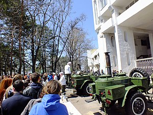 Солдаты Восточного военного округа угощают гостей праздника солдатской кашей, 9 мая 2015 года.