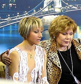 Галина Кухар (справа) со своей ученицей Галиной Маняченко на чемпионате Европы 2004 года.