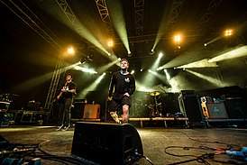 Группа выступает на Impercion Festival в апреле 2015. Видны на фото: Джеймс, Барнетт и Шмитз
