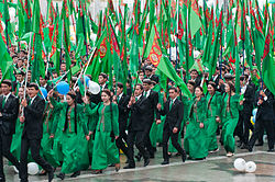 Студенты с флагами Туркменистана на Параде Независимости. Ашхабад, 2011 год