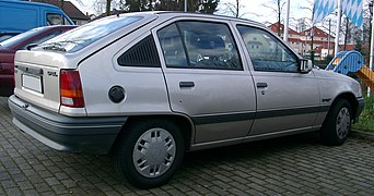 Opel Kadett в кузове пятидверный хэтчбек (1989-1995).