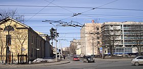 Вид улицы Курчатова со стороны площади Академика Иоффе. Слева и справа — здания ФТИ им. А. Ф. Иоффе РАН