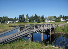Берег озера с рядом деревянных мостиков в Нольякке (район Йоэнсуу)