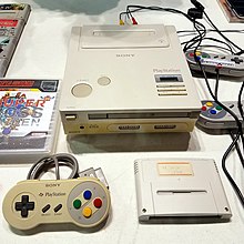 Фотография единственного известного прототипа PlayStation на базе SNES с контроллером и дисководом на переднем плане.