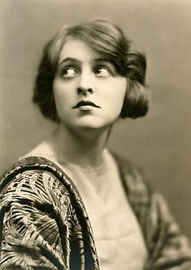 Флоренс Элдридж в постановке на Бродвее пьесы «Кот и канарейка» (1922)