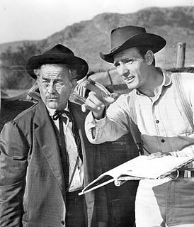 Милбёрн (слева) с Деннисом Уивером в сериале «Дымок из ствола» (1961)