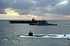 Многоцелевая ПЛАРК USS Annapolis (SSN-760) типа «Лос-Анджелес» на фоне КР УРО USS Port Royal (CG-73) типа «Тикондерога» и USS Nimitz (CVN-68) ВМС США