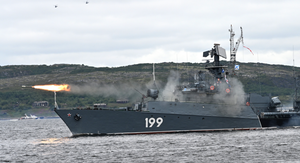 Малый противолодочный корабль «Брест» Северного флота России во время морского парада 31 июля 2022 года