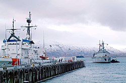 Пограничный сторожевой корабль «Нева» (бортовой номер 170) проекта 97П в порту города Кодьяк (Аляска), 12 апреля 2003 года.