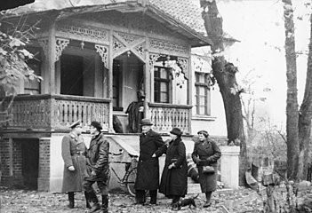Немцы-репатрианты принимают дом изгнанных поляков в Вартеланде, ноябрь 1939 г.