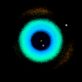 Нанесено положение каждого астероида на 13 июня 2022 года. Каждый астероид представляет собой сегмент, представляющий его движение за 10 дней. Внутренние тела движутся быстрее вокруг Солнца (желтый кружок в центре). Синий представляет внутреннюю часть Солнечной системы, где находятся околоземные астероиды, пересекающие Марс и планеты земной группы. Главный пояс между Марсом и Юпитером окрашен в зеленый цвет. Два оранжевых «облака» соответствуют троянским астероидам Юпитера.