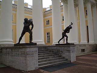 Статуи «Юноша, играющий в бабки» и «Юноша, играющий в свайку» у Александровского дворца