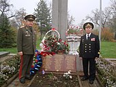 У могилы десантников-черноморцев генерал-майор А. А. Дорофеев и контр-адмирал М. М. Тхагапсов, Майкоп, 2013.