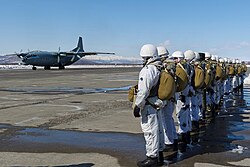 Подготовка к выполнению учебно-тренировочных прыжков с парашютом десантно-штурмовых подразделений 40-й отдельной бригады морской пехоты Тихоокеанского флота с самолёта типа Ан-12. 27 марта 2014.
