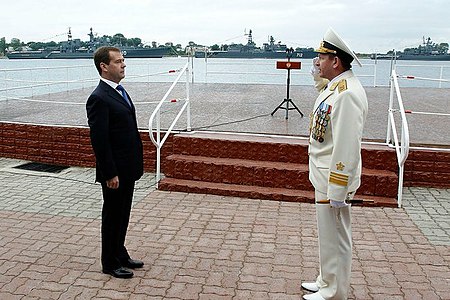 Командующий Балтийским флотом В.В. Чирков докладывает президенту РФ Д.А. Медведеву. 2011 г.
