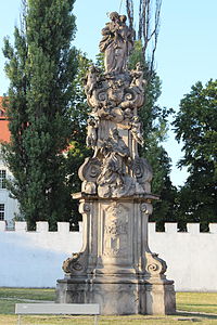 Статуя Пресвятой Марии с Ребенком и Святого Яна Непомука возле замка