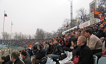 Трибуны стадиона «Уралмаш» во время матча «Урал» — «Ростов», 22 апреля 2008