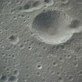 Снимок кратера Ричардс и северной оконечности цепочки кратеров Менделеева с борта Аполлона-16.