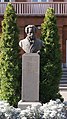Бюст Александра Пушкина, перед зданием одноименной школы