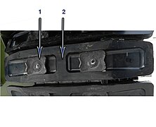 Фрагмент гусеницы (вид снизу) 1 - подкладки 2 - резиновый башмак