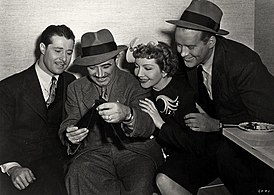 Дон Амичи, Джозеф Валентайн, Клодетт Кольбер и Дик Форан на съёмках фильма «Приходящая жена» (1945)