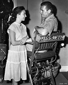 С актрисой Энн Блит на съёмках фильма «Женская месть» (1948)