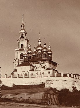 Вид на колокольню и Успенский собор с берега Волги (фото С. М. Прокудина-Горского)